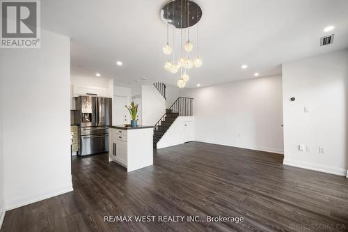 236 - 165 Cherokee Boulevard N, Toronto, ON - Indoor Photo Showing Kitchen