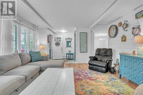 2 Nature Trail, Innisfil, ON - Indoor Photo Showing Living Room