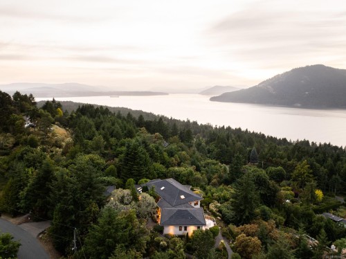 11406 Sycamore Dr, North Saanich, BC 