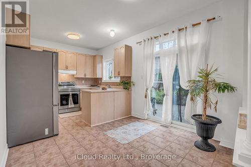 18 Daiseyfield Crescent, Vaughan, ON - Indoor Photo Showing Kitchen With Double Sink