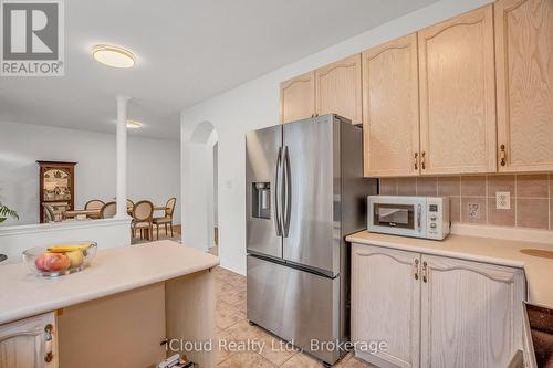 18 Daiseyfield Crescent, Vaughan, ON - Indoor Photo Showing Kitchen