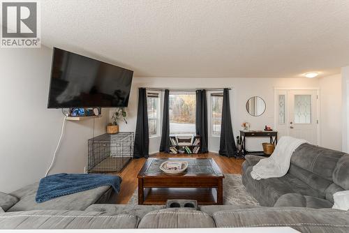 8311 Flamingo Road, Prince George, BC - Indoor Photo Showing Living Room