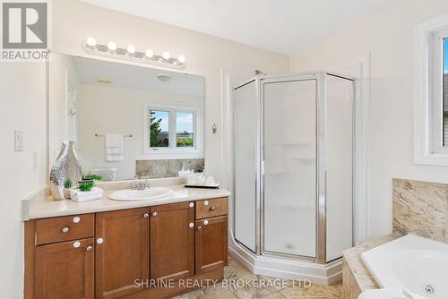 899 Bradshaw Crescent, London North (North C), ON - Indoor Photo Showing Bathroom