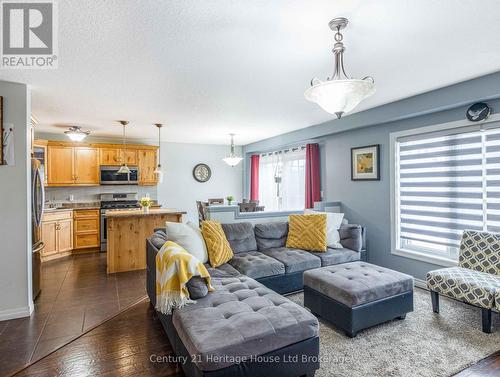702 Frontenac Crescent, Woodstock (Woodstock - South), ON - Indoor Photo Showing Living Room