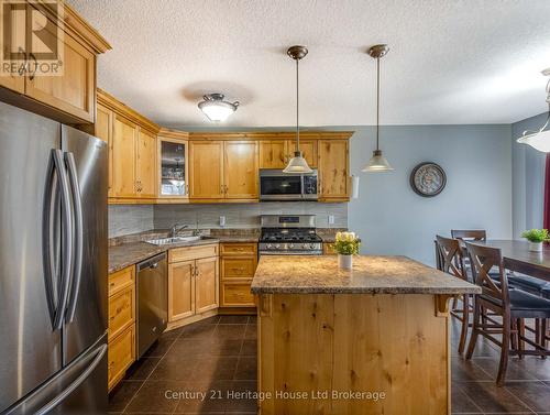 702 Frontenac Crescent, Woodstock (Woodstock - South), ON - Indoor Photo Showing Kitchen With Double Sink