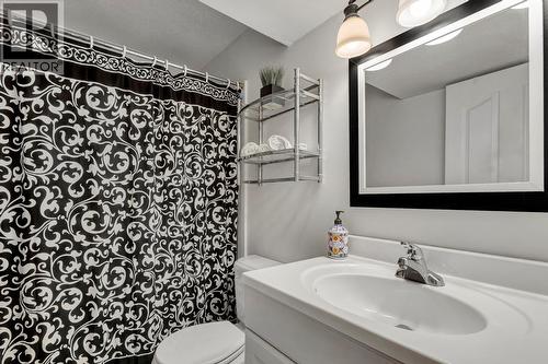 Suite full bathroom with tub - 393 Mccarren Avenue, Kelowna, BC - Indoor Photo Showing Bathroom
