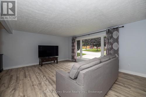 260 8Th A Avenue E, Owen Sound, ON - Indoor Photo Showing Living Room