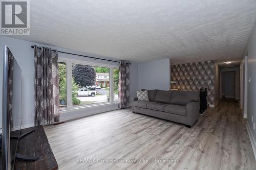 260 8Th A Avenue E, Owen Sound, ON - Indoor Photo Showing Living Room
