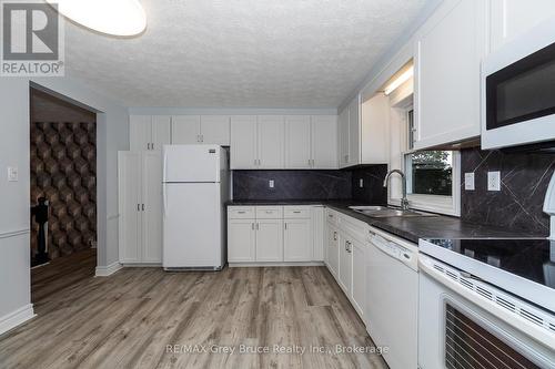 260 8Th A Avenue E, Owen Sound, ON - Indoor Photo Showing Kitchen