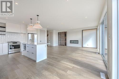 6517 Heathwoods Avenue, London South (South V), ON - Indoor Photo Showing Kitchen With Upgraded Kitchen