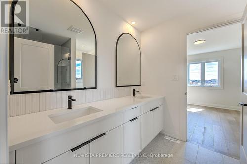 6517 Heathwoods Avenue, London South (South V), ON - Indoor Photo Showing Bathroom