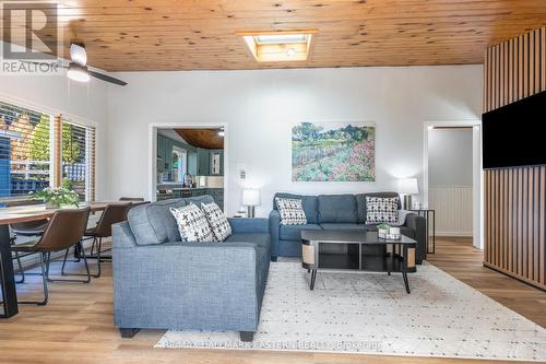 14 Franklin Street, Curve Lake First Nation 35 (Curve Lake First Nation), ON - Indoor Photo Showing Living Room