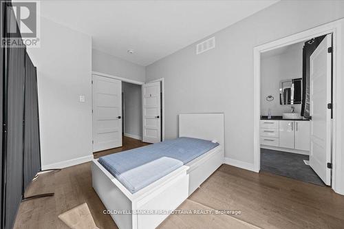 562 Queen Mary Street, Ottawa, ON - Indoor Photo Showing Bedroom