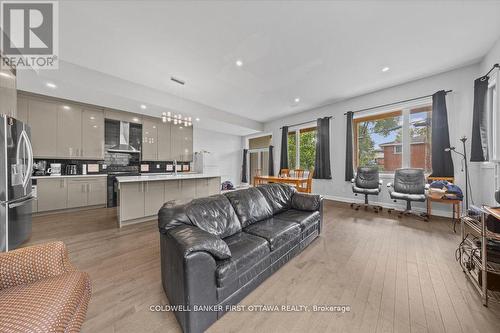 562 Queen Mary Street, Ottawa, ON - Indoor Photo Showing Living Room