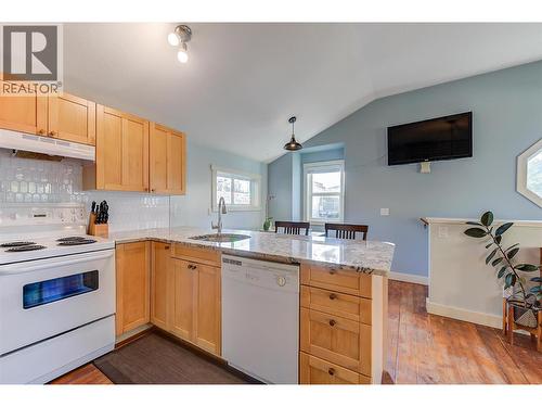 558-560 Cambridge Avenue, Kelowna, BC - Indoor Photo Showing Kitchen