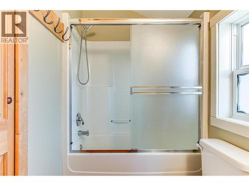 558-560 Cambridge Avenue, Kelowna, BC - Indoor Photo Showing Bathroom