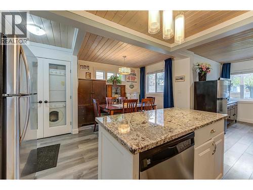 558-560 Cambridge Avenue, Kelowna, BC - Indoor Photo Showing Kitchen