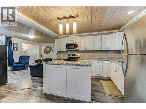 558-560 Cambridge Avenue, Kelowna, BC - Indoor Photo Showing Kitchen