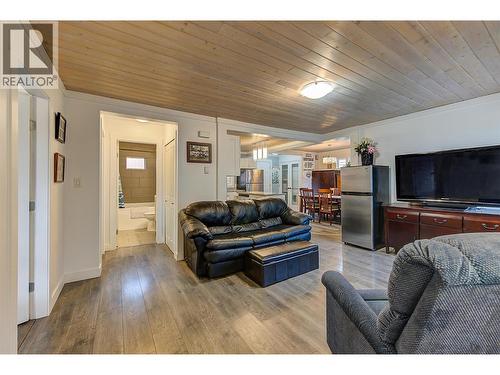 558-560 Cambridge Avenue, Kelowna, BC - Indoor Photo Showing Living Room