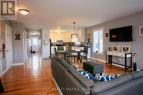 3532-3534 Front Road, East Hawkesbury, ON - Indoor Photo Showing Living Room