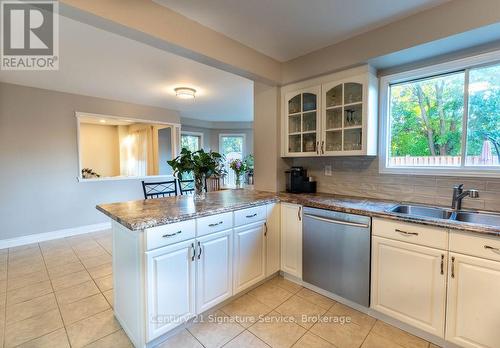 5580 Millbrook Lane, Mississauga, ON - Indoor Photo Showing Kitchen With Double Sink