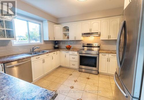 5580 Millbrook Lane, Mississauga, ON - Indoor Photo Showing Kitchen With Double Sink