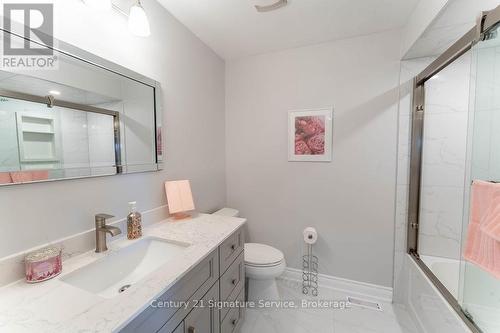 5580 Millbrook Lane, Mississauga, ON - Indoor Photo Showing Bathroom