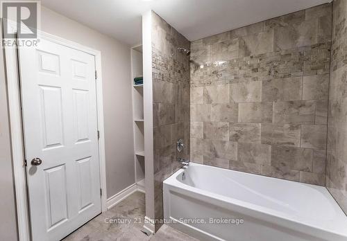 5580 Millbrook Lane, Mississauga, ON - Indoor Photo Showing Bathroom