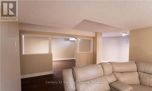 5580 Millbrook Lane, Mississauga, ON - Indoor Photo Showing Living Room