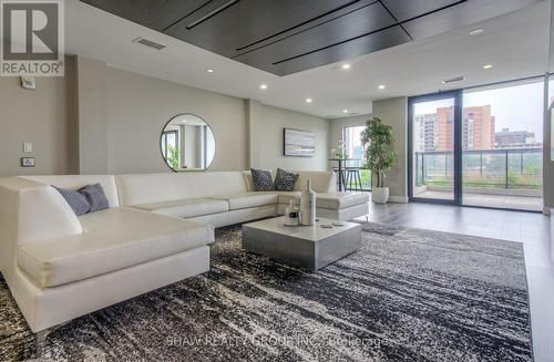 1015 - 15 Queen Street S, Hamilton, ON - Indoor Photo Showing Living Room