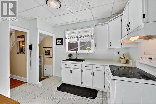46 Weir Street S, Hamilton, ON - Indoor Photo Showing Kitchen