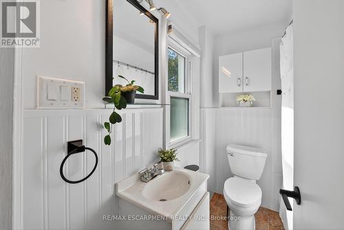 46 Weir Street S, Hamilton, ON - Indoor Photo Showing Bathroom