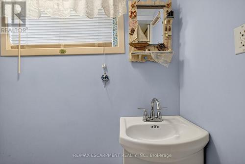 46 Weir Street S, Hamilton, ON - Indoor Photo Showing Bathroom