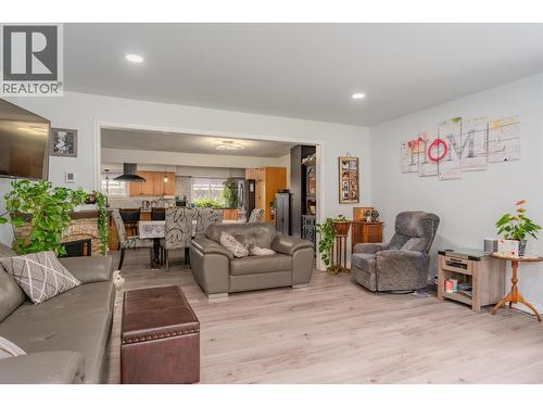 8329 Highway 3B, Trail, BC - Indoor Photo Showing Living Room