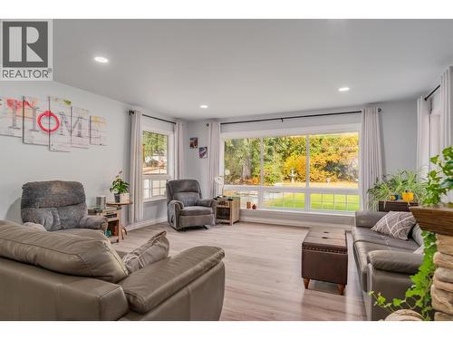 8329 Highway 3B, Trail, BC - Indoor Photo Showing Living Room