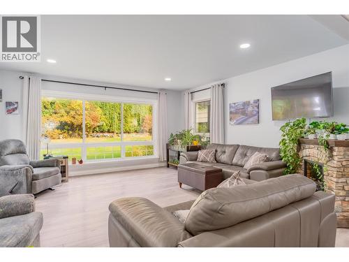 8329 Highway 3B, Trail, BC - Indoor Photo Showing Living Room