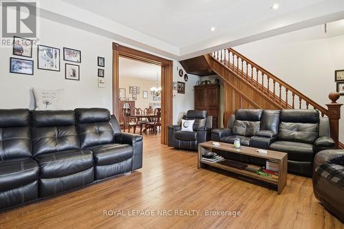 5981 Culp Street, Niagara Falls (Dorchester), ON - Indoor Photo Showing Living Room