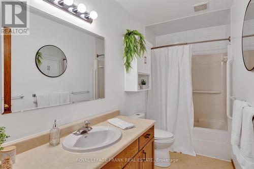 201 - 2406 Mountland Drive, Peterborough (Monaghan Ward 2), ON - Indoor Photo Showing Bathroom