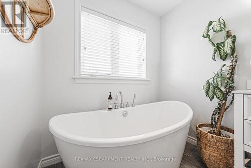 8 Matteo Trail, Hamilton, ON - Indoor Photo Showing Bathroom