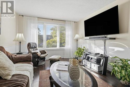 856 Roundelay Drive, Oshawa (Mclaughlin), ON - Indoor Photo Showing Living Room