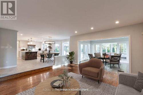 700 Westmount Hills Drive, London South (South C), ON - Indoor Photo Showing Living Room