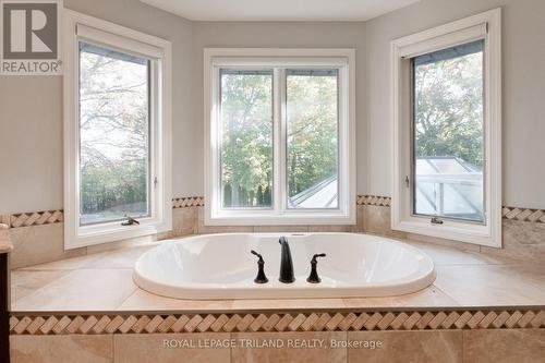 700 Westmount Hills Drive, London South (South C), ON - Indoor Photo Showing Bathroom