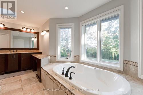 700 Westmount Hills Drive, London South (South C), ON - Indoor Photo Showing Bathroom