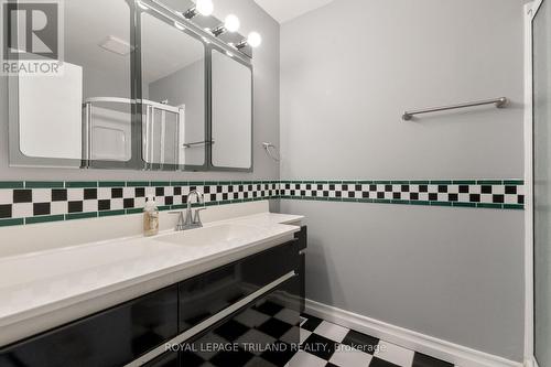 700 Westmount Hills Drive, London South (South C), ON - Indoor Photo Showing Bathroom