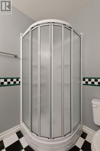 700 Westmount Hills Drive, London South (South C), ON - Indoor Photo Showing Bathroom