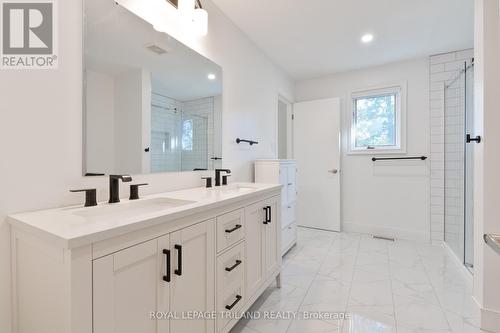 700 Westmount Hills Drive, London South (South C), ON - Indoor Photo Showing Bathroom