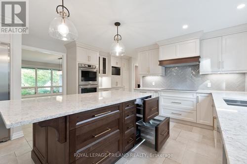 700 Westmount Hills Drive, London South (South C), ON - Indoor Photo Showing Kitchen With Double Sink With Upgraded Kitchen