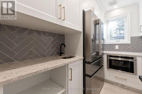 700 Westmount Hills Drive, London South (South C), ON - Indoor Photo Showing Kitchen