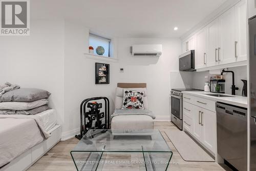 18 Milton Street, Toronto, ON - Indoor Photo Showing Kitchen