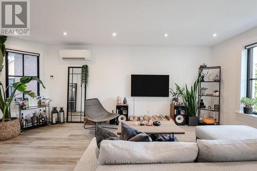 18 Milton Street, Toronto, ON - Indoor Photo Showing Living Room